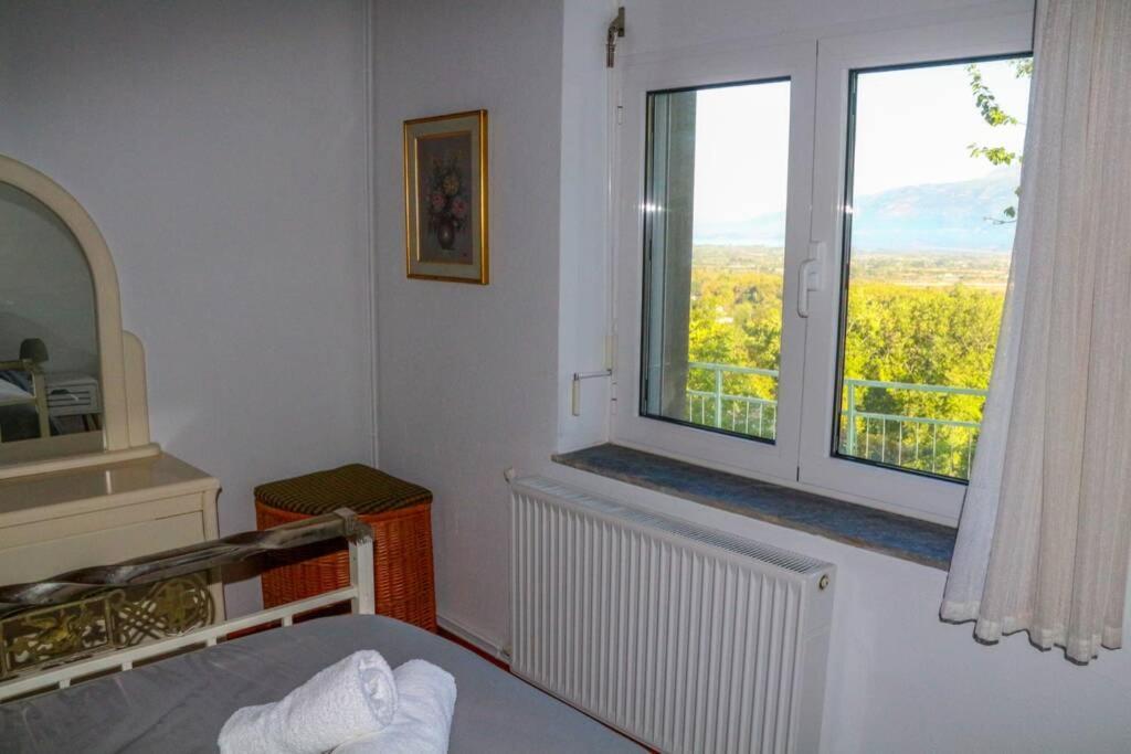 Breathtaking Lake View Cottage With A Fireplace Next To Ioannina City! Eksteriør billede